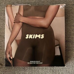 SKIMS seamless sculpt mid waist mid thigh short size Large color clay